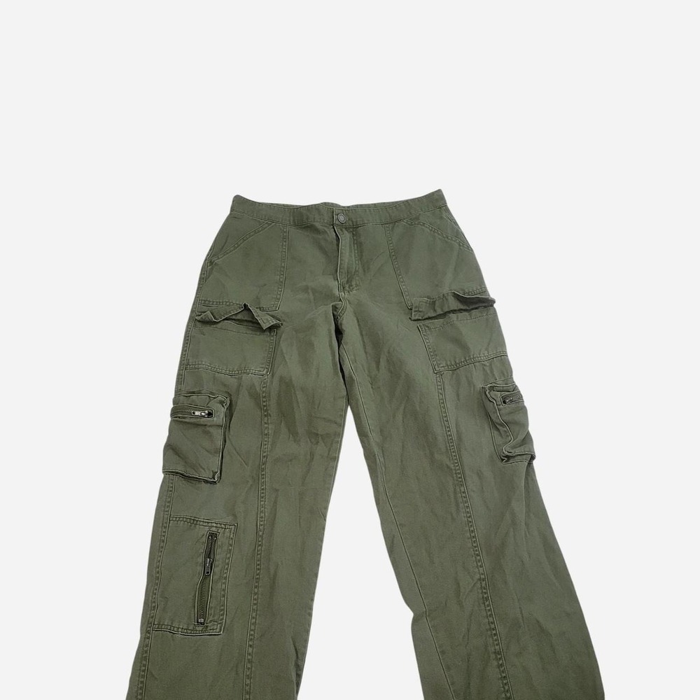 Green cargo pants with multiple pockets and zippers. Size: 7